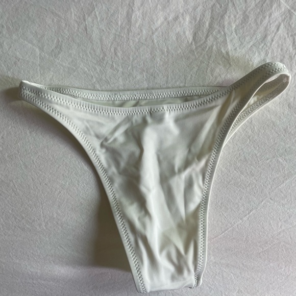 Bikini - Picture 3 of 4